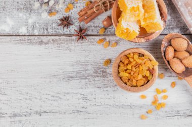 Ekmek veya kurabiye yemek pişirmek için malzemeler: Petek, un, Baron Mavi Sakal