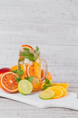 Narenciye meyve ve otlar su detoks ya da cam bottl diyet için