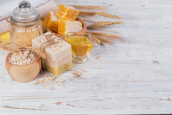 Peine de abeja, sal marina, avena y jabón artesanal con miel — Foto de Stock