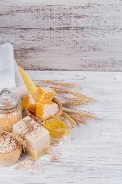 Peine de abeja, sal marina, avena y jabón artesanal con miel — Foto de Stock