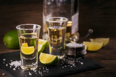 Kireç ve deniz ile atış tekila tuz 