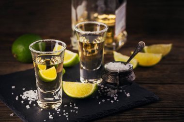 Kireç ve deniz ile atış tekila tuz 