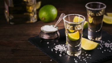 Kireç ve deniz ile atış tekila tuz 