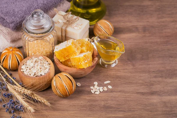 Peine de abeja, aceite cosmético, sal marina, avena y jabón artesanal con ho — Foto de Stock