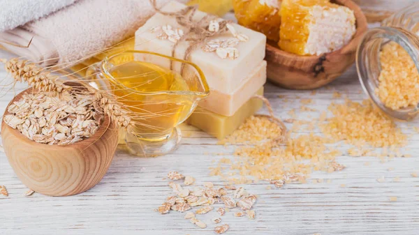 Peine de abeja, sal marina, avena y jabón artesanal con miel — Foto de Stock