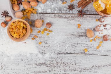 Ekmek veya kurabiye yemek pişirmek için malzemeler: Petek, un, Baron Mavi Sakal