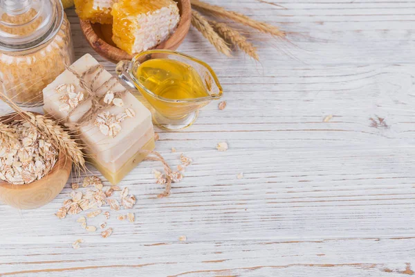 Honeycomb, sea salt, oats and handmade soap with honey — Stock Photo, Image