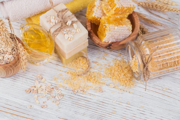 Peine de abeja, sal marina, avena y jabón artesanal con miel — Foto de Stock