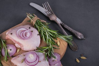 Biberiye, kırmızı soğan ve karabiber ile çiğ tavuk uyluk