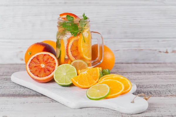 Cítricos y hierbas agua para la desintoxicación o la dieta en botella de vidrio —  Fotos de Stock