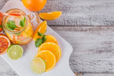 Narenciye meyve ve otlar su detoks ya da cam bottl diyet için