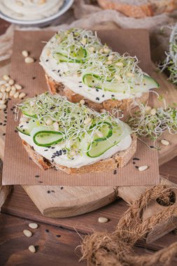 Sağlıklı vejetaryen bruschettas ekmek, mikro Yeşiller, humus,