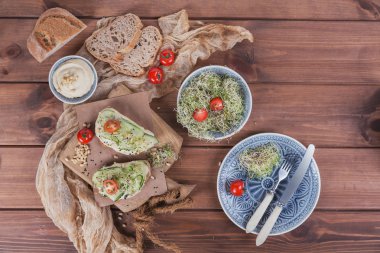 Sağlıklı vejetaryen bruschettas ekmek, mikro Yeşiller, humus,