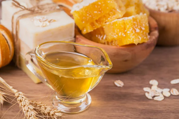 Honeycomb, sea salt, oatmeal and handmade soap with honey — Stock Photo, Image