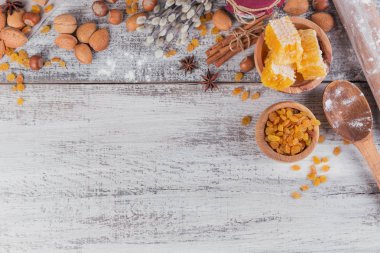 Ekmek veya kurabiye yemek pişirmek için malzemeler: Petek, un, Baron Mavi Sakal