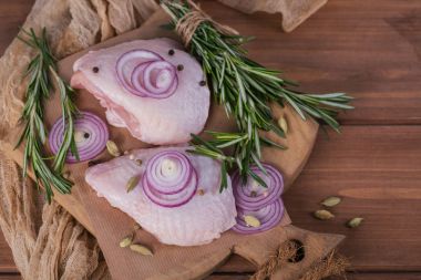 Biberiye, kırmızı soğan ve karabiber ile çiğ tavuk uyluk