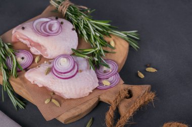 Biberiye, kırmızı soğan ve karabiber ile çiğ tavuk uyluk