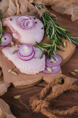 Biberiye, kırmızı soğan ve karabiber ile çiğ tavuk uyluk