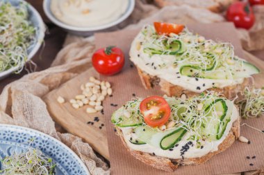 Sağlıklı vejetaryen bruschettas ekmek, mikro Yeşiller, humus,