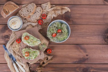 Sağlıklı vejetaryen bruschettas ekmek, mikro Yeşiller, humus,