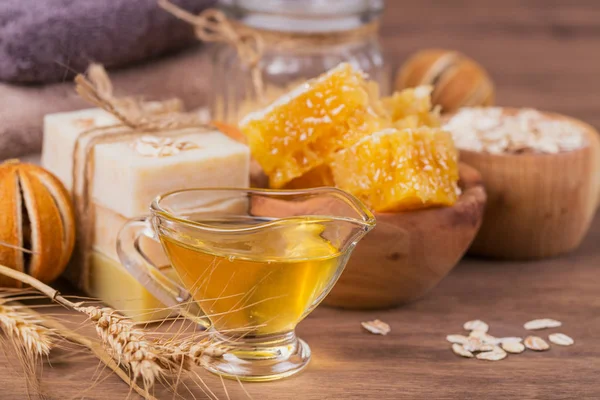 Honeycomb, sea salt, oatmeal and handmade soap with honey — Stock Photo, Image