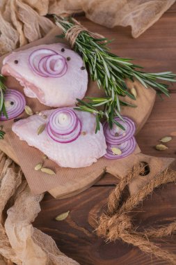 Biberiye, kırmızı soğan ve karabiber ile çiğ tavuk uyluk