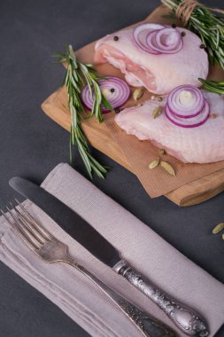 Biberiye, kırmızı soğan ve karabiber ile çiğ tavuk uyluk