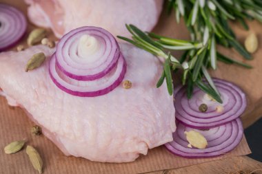 Biberiye, kırmızı soğan ve karabiber ile çiğ tavuk uyluk