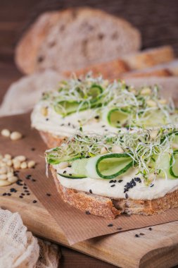 Sağlıklı vejetaryen bruschettas ekmek, mikro Yeşiller, humus,