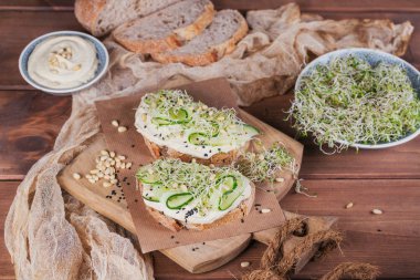 Sağlıklı vejetaryen bruschettas ekmek, mikro Yeşiller, humus,