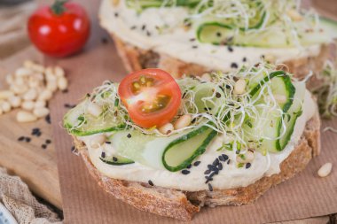 Sağlıklı vejetaryen bruschettas ekmek, mikro Yeşiller, humus,