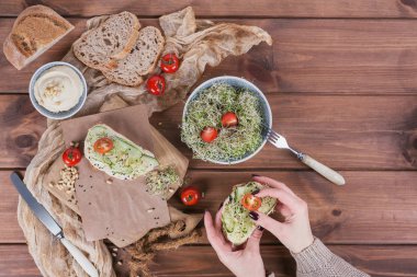 Sağlıklı vejetaryen bruschettas ekmek, mikro Yeşiller, humus,