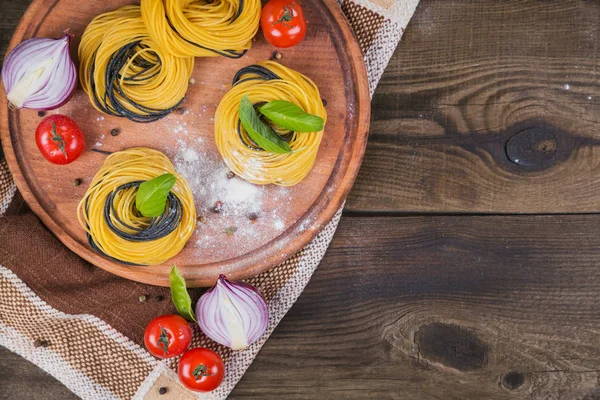 Cherry tomatoes, raw pasta, red onion and herbs — Stock Photo, Image
