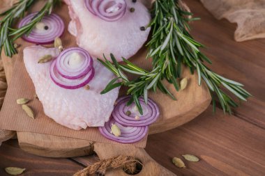 Biberiye, kırmızı soğan ve karabiber ile çiğ tavuk uyluk