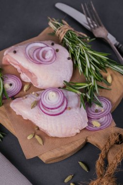 Biberiye, kırmızı soğan ve karabiber ile çiğ tavuk uyluk