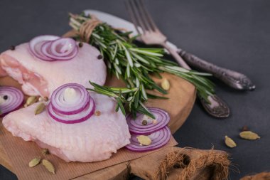 Biberiye, kırmızı soğan ve karabiber ile çiğ tavuk uyluk