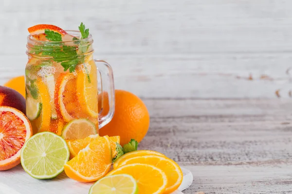 Citrus frukt och örter vatten för detox eller bantning i glas bottl — Stockfoto