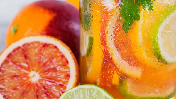 Citrus gyümölcsök és gyógynövények víz, méregtelenítő vagy az üveg bottl Fogyókúra — Stock Fotó