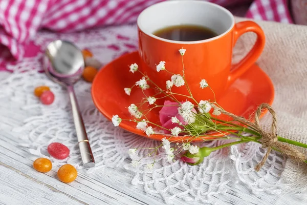 Tasse Kaffee und Croissant mit Rosen — Stockfoto