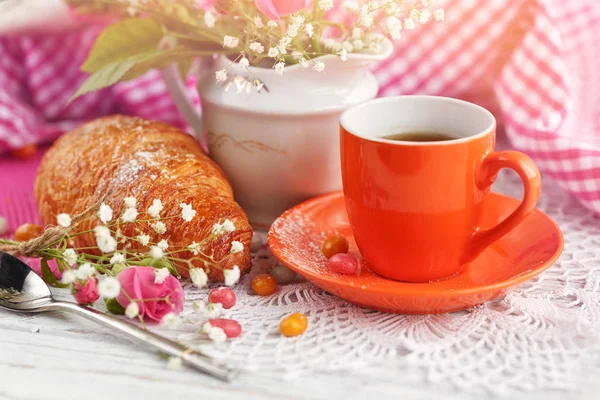 Tasse Kaffee und Croissant mit Rosen — Stockfoto