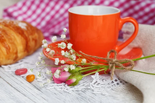 Tasse Kaffee und Croissant mit Rosen — Stockfoto