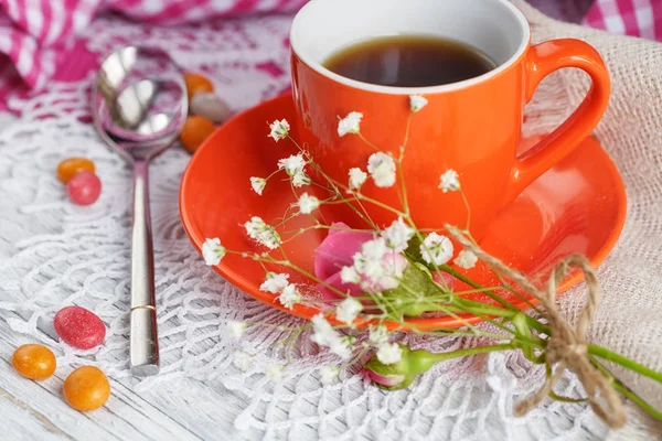 Tasse Kaffee und Croissant mit Rosen — Stockfoto