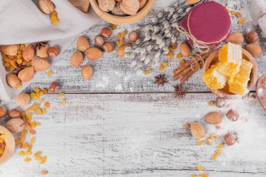 Ekmek veya kurabiye yemek pişirmek için malzemeler: Petek, un, Baron Mavi Sakal