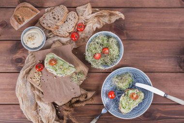 Sağlıklı vejetaryen bruschettas ekmek, mikro Yeşiller, humus,