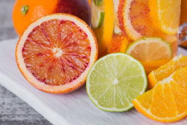 Narenciye meyve ve otlar su detoks ya da cam bottl diyet için