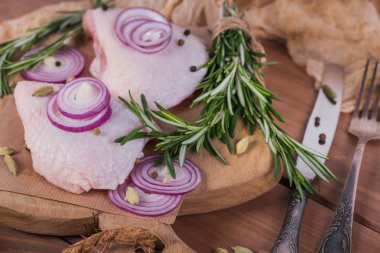 Biberiye, kırmızı soğan ve karabiber ile çiğ tavuk uyluk