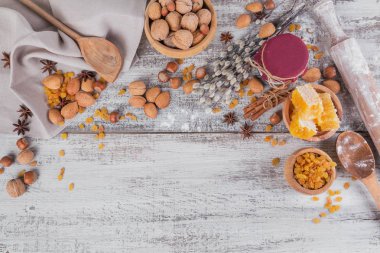 Ekmek veya kurabiye yemek pişirmek için malzemeler: Petek, un, Baron Mavi Sakal