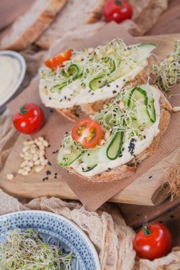 Sağlıklı vejetaryen bruschettas ekmek, mikro Yeşiller, humus,