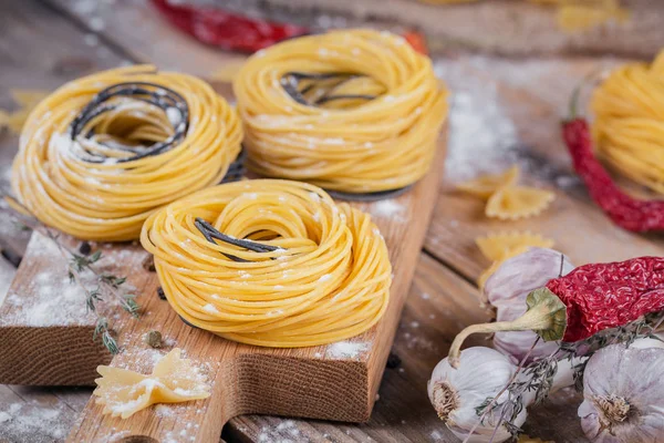 Pasta cruda fatta in casa con farina, aglio e spezie — Foto Stock