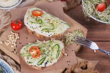 Sağlıklı vejetaryen bruschettas ekmek, mikro Yeşiller, humus,